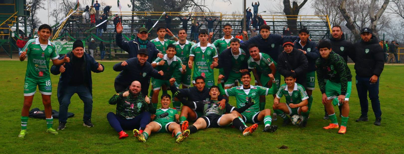Deportes Laja sobre la hora, supo llevarse el triunfo y los jugadores lo celebran con su hinchada / La Tribuna