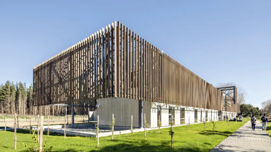 Las características de la provincia, la región y la industria establecida entregan la oportunidad de contar con un gran desarrollo económico gracias al sector forestal.