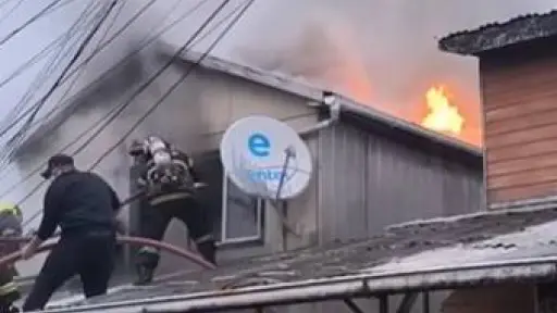 Investigan intencionalidad de incendio que afectó a tres viviendas en Los Ángeles