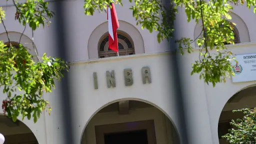 Funcionario del INBA es rociado con combustible durante violenta protesta estudiantil en Santiago