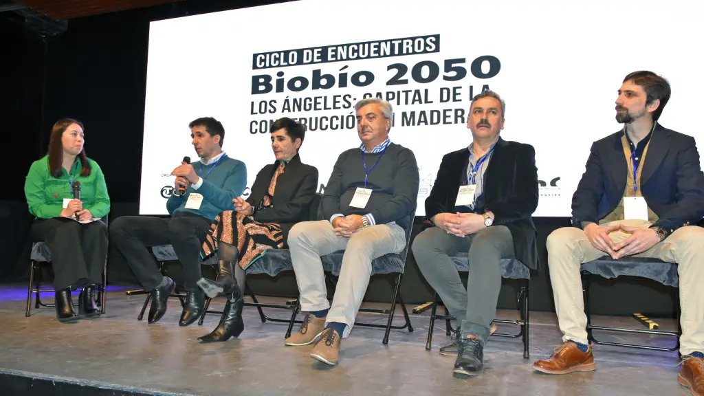 Expertos recordaron que la región del Biobío concentra el 75% de las empresas prefabricadoras a nivel nacional y cuenta con la infraestructura industrial necesaria para liderar la transición hacia edificaciones neutras en carbono. / Diario La Tribuna