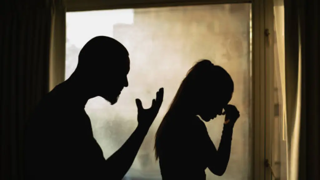 Hombre agrede a expareja en Los Ángeles pese a prohibición judicial, IStock