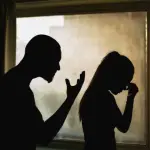 Hombre agrede a expareja en Los Ángeles pese a prohibición judicial, IStock