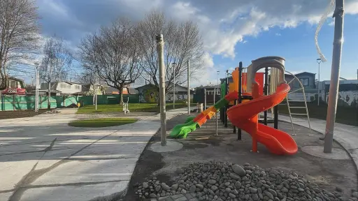 Avanzan las obras en la Plaza Villa Nahuelbuta en Nacimiento: proyecto alcanza un 75% de ejecución