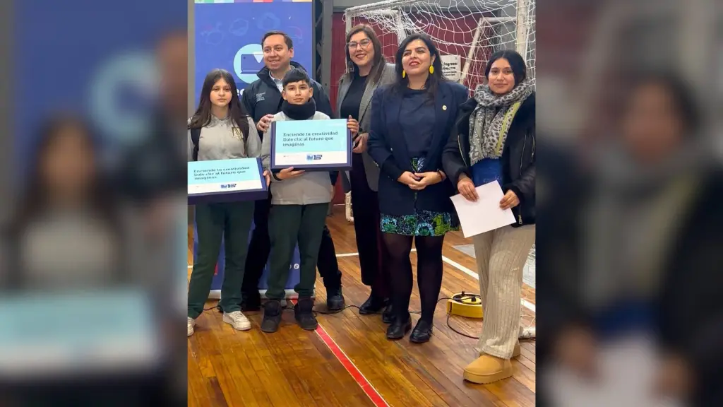La actividad contó con la presencia del delegado presidencial provincial, Javier Fuschlocher, y la seremi de Gobierno, Javiera Cárdenas, quienes acompañaron la entrega oficial de los equipos del programa Becas TIC de Junaeb.
