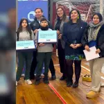 La actividad contó con la presencia del delegado presidencial provincial, Javier Fuschlocher, y la seremi de Gobierno, Javiera Cárdenas, quienes acompañaron la entrega oficial de los equipos del programa Becas TIC de Junaeb.