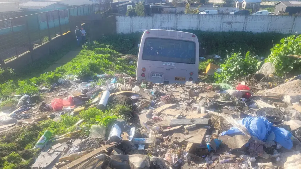 El accidente ocurrió en el sector Yobilo cuando un minibús que transportaba estudiantes perdió el control en una pendiente.