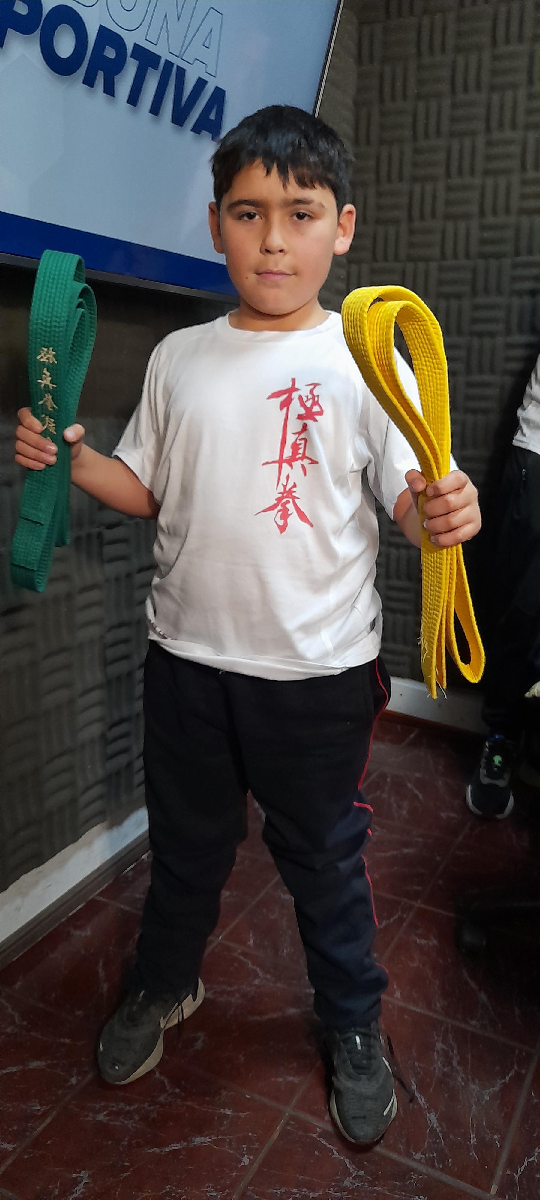 El pequeño Gustavo Cáceres, luciendo orgulloso sus cinturones / La Tribuna