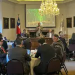 El documento identifica 40 temas relevantes y formula 75 propuestas agrupadas en cinco ejes relacionadas con el quehacer silvoagropecuario, que surgieron del trabajo con los gremios.