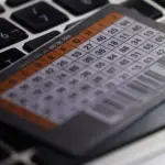 La CMF amplía el plazo para eliminar las tarjetas de coordenadas, buscando reforzar la seguridad de los usuarios bancarios., contexto