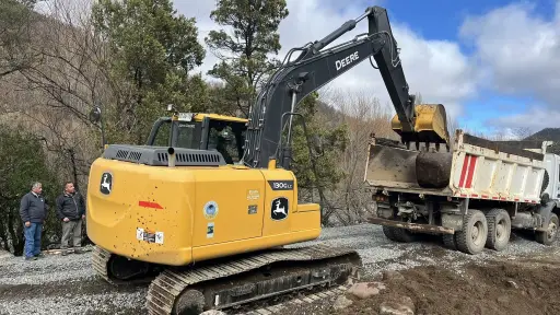 Mejoran conectividad en Cauñicu con obras en camino hacia puente Trompelhueno