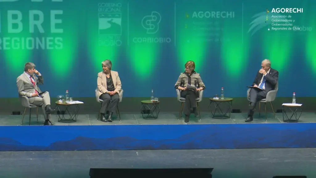 Matthei, Kast y Jara participan este lunes en el Teatro Biobío, en una instancia organizada por el Gobierno Regional junto a asociaciones de gobernadores y municipios.