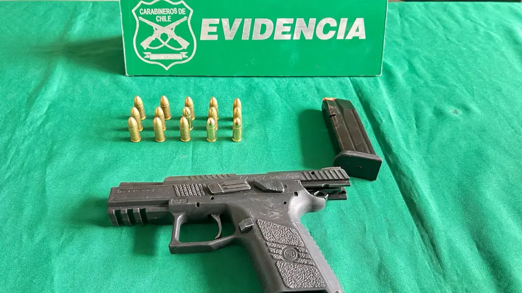 Arma y municiones incautadas en Laja., X: @CarabBioBio