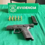 Arma y municiones incautadas en Laja., X: @CarabBioBio