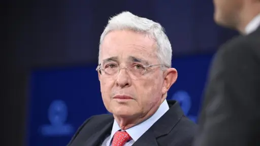 Justicia colombiana condena a Álvaro Uribe: 12 años de prisión por soborno y fraude procesal