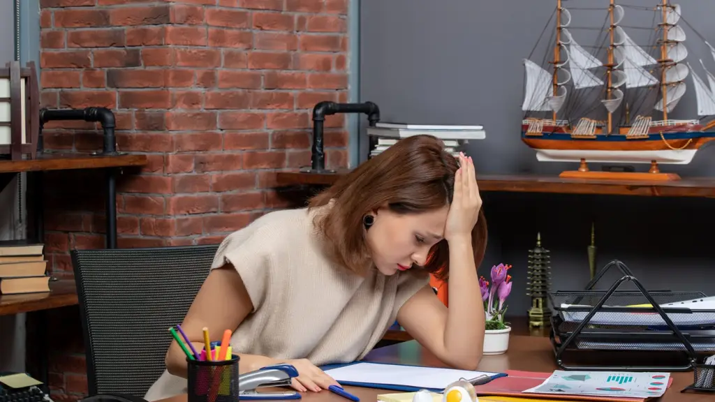 La dificultad para mantener la atención en tareas monótonas o reuniones largas es uno de variados síntomas asociados al TDAH. , Freepik