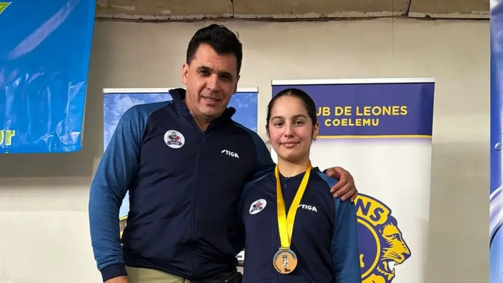 El técnico Alex Luna posa junto a la campeona, Ignacia Jiménez, La Tribuna