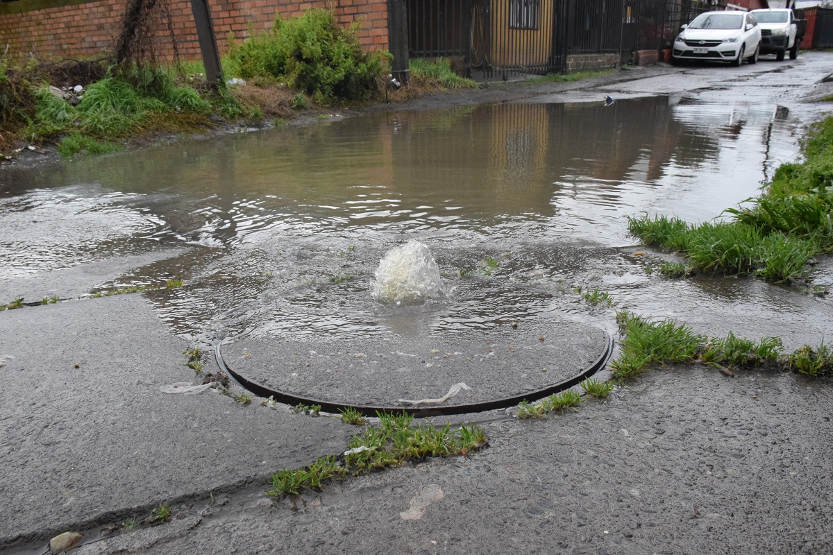 Aguas servidas colapsadas entre calle San Pablo y pasaje Santa Rosa, en Villa Todos los Santos (imagen capturada en la mañana del jueves 31 de julio) / Fredy Muñoz | La Tribuna
