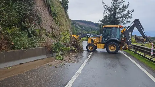 Municipios de la provincia de Biobío refuerzan labores frente a desbordes de cauces y cortes en caminos