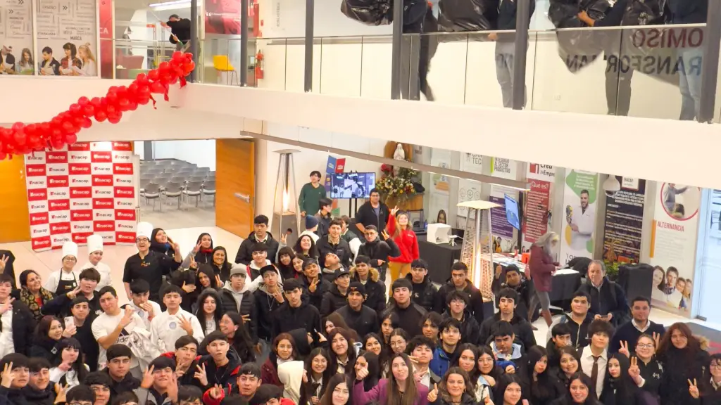 Más de mil estudiantes pudieron participar en 73 talleres prácticos en la sede Los Ángeles de INACAP.