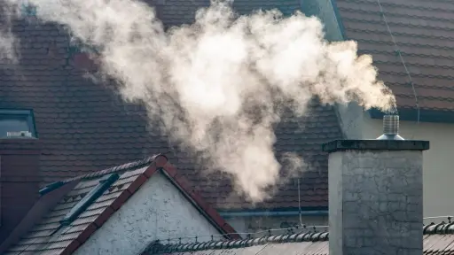 Investigación advierte sobre limitada eficacia de las restricciones en el uso de leña en Los Ángeles 