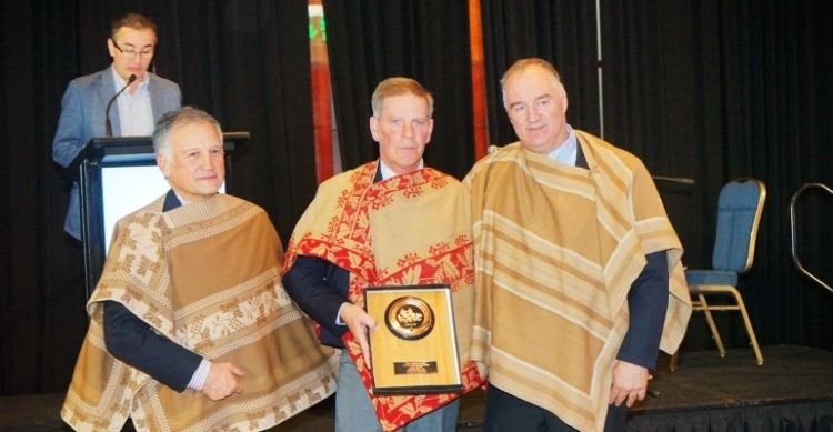 Andrés Ruiz-Tagle Middleton recibe el reconocimiento como Mejor Dirigente de la temporada 2024-2025 durante la ceremonia de la Federación del Rodeo Chileno / La Tribuna