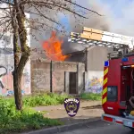 Incendio afectó nuevamente a automotora abandonada en el centro de Los Ángeles, Bomberos de Los Ángeles