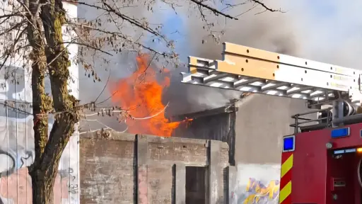 Incendio afectó nuevamente a automotora abandonada en el centro de Los Ángeles