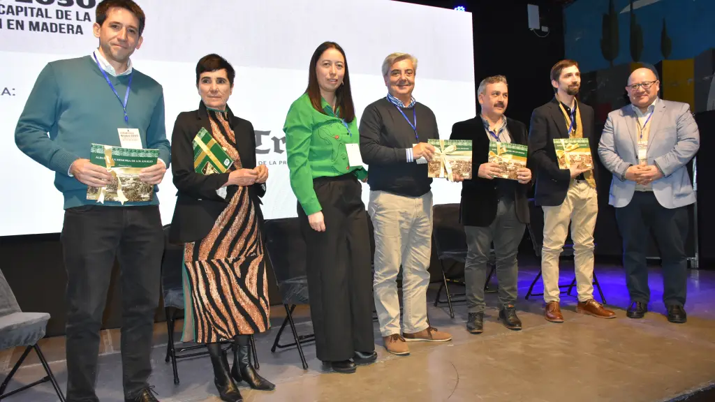 Los panelistas y expositores recibieron un reconocimiento de parte de los organizadores del Encuentro, el gerente de Empresa Periodística Biobío, Guido Rodríguez y su directora, Claudia Fuentes. / Diario La Tribuna