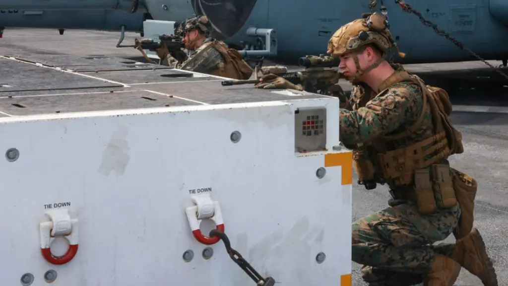 Fotografía tomada de la pagina del Servicio de Distribución de Información Visual de Defensa (Dvids) de marines durante una simulación en la cubierta del navío de ataque anfibio USS Iwo Jima este martes, en el océano Atlántico,  EFE/ Brendan Watt / DVIDS