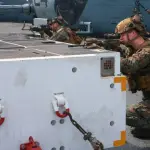 Fotografía tomada de la pagina del Servicio de Distribución de Información Visual de Defensa (Dvids) de marines durante una simulación en la cubierta del navío de ataque anfibio USS Iwo Jima este martes, en el océano Atlántico,  EFE/ Brendan Watt / DVIDS
