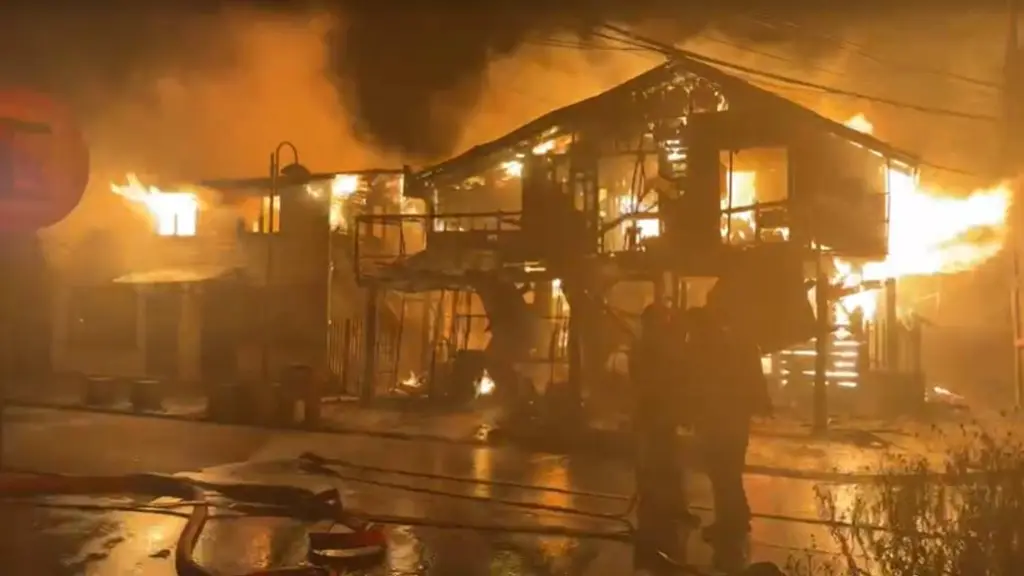 El siniestro, que se desató en horas de la madrugada en la intersección de Balmaceda con Orden de Patria, provocó la muerte de un adulto mayor y pérdidas totales en dos propiedades.