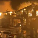 El siniestro, que se desató en horas de la madrugada en la intersección de Balmaceda con Orden de Patria, provocó la muerte de un adulto mayor y pérdidas totales en dos propiedades.