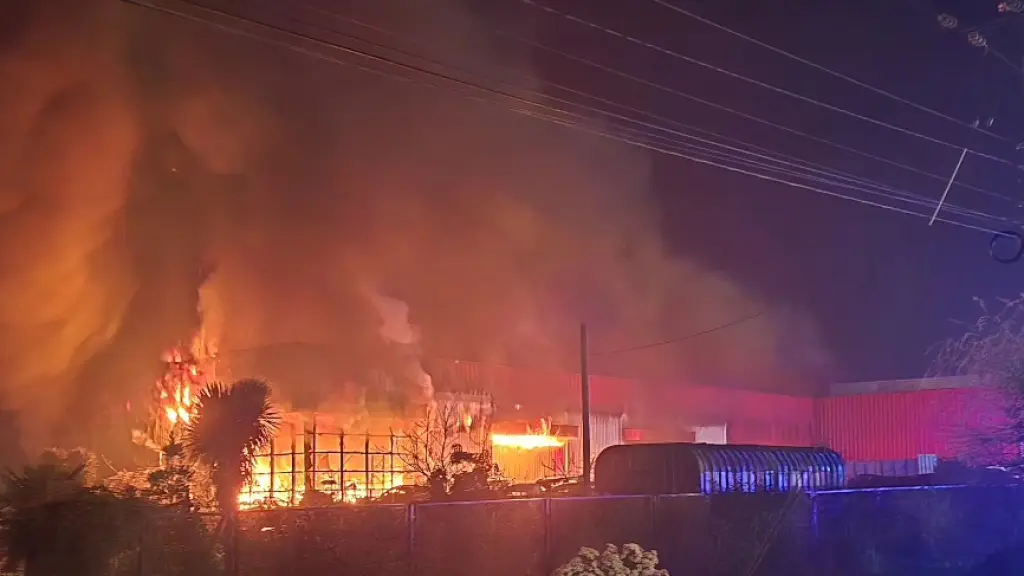Incendio destruyó parte de desarmaduría en Los Ángeles, Bomberos de Los Ángeles