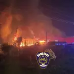 Incendio destruyó parte de desarmaduría en Los Ángeles, Bomberos de Los Ángeles