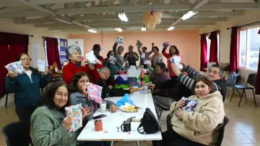 Adultos Mayores fortalecen vínculos comunitarios en la capacitación para elaborar sacos medicinales