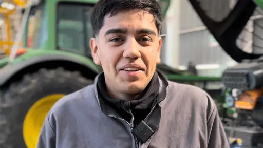 Del aula al taller: la inspiradora historia de Sebastián Jofré el angelino que cumplió su sueño profesional gracias al programa CAUCE de INACAP