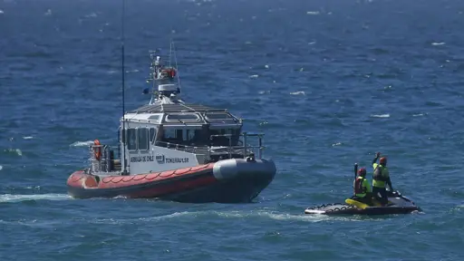 Cuatro tripulantes desaparecidos tras naufragio en Magallanes: Armada despliega amplio operativo de rescate