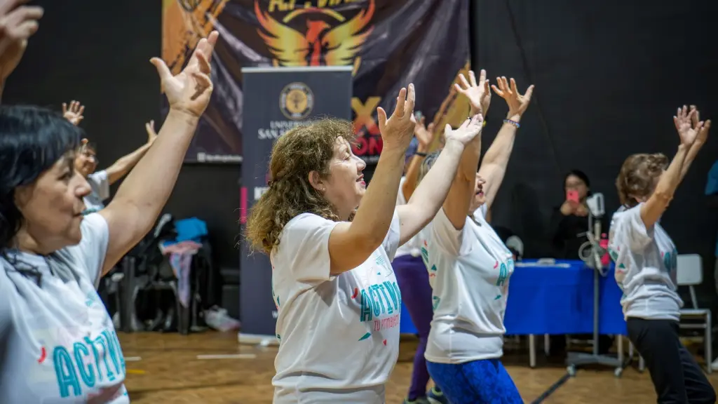 Adultos mayores y familias se reunieron para participar de gimnasia y zumba en el marco de aniversario de GES, Seremi de Salud Biobío