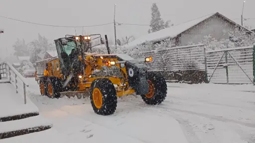 Maquinaria municipal despeja caminos en sectores de Antuco tras caída de nieve