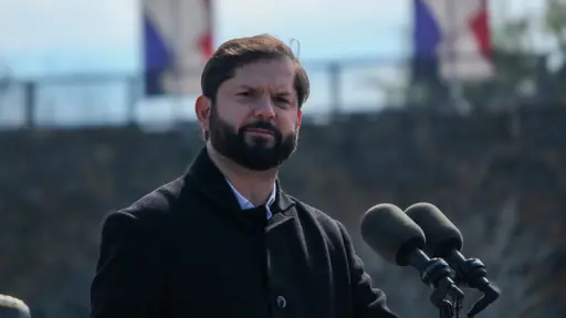 Presidente Boric evalúa querella por brutal agresión a hinchas chilenos en Argentina