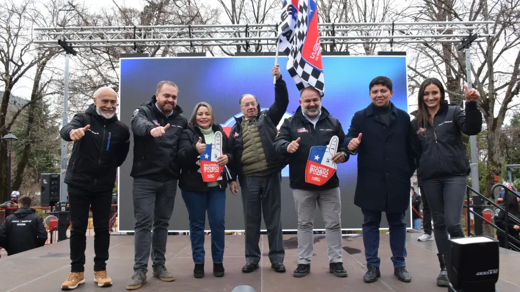Durante el cierre de la ceremonia, el alcalde de Los Ángeles, José Pérez Arriagada, aparece enarbolando la bandera cuadriculada del rally junto al resto de las autoridades, La Tribuna