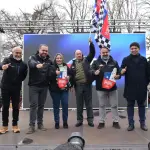 Durante el cierre de la ceremonia, el alcalde de Los Ángeles, José Pérez Arriagada, aparece enarbolando la bandera cuadriculada del rally junto al resto de las autoridades, La Tribuna
