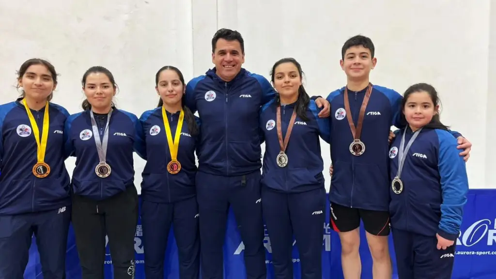 El equipo de Car – Luna posa junto a su técnico con la satisfacción de los logros alcanzados, La Tribuna