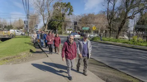 Personas mayores conmemoran el mes del corazón con caminata saludable en Los Ángeles