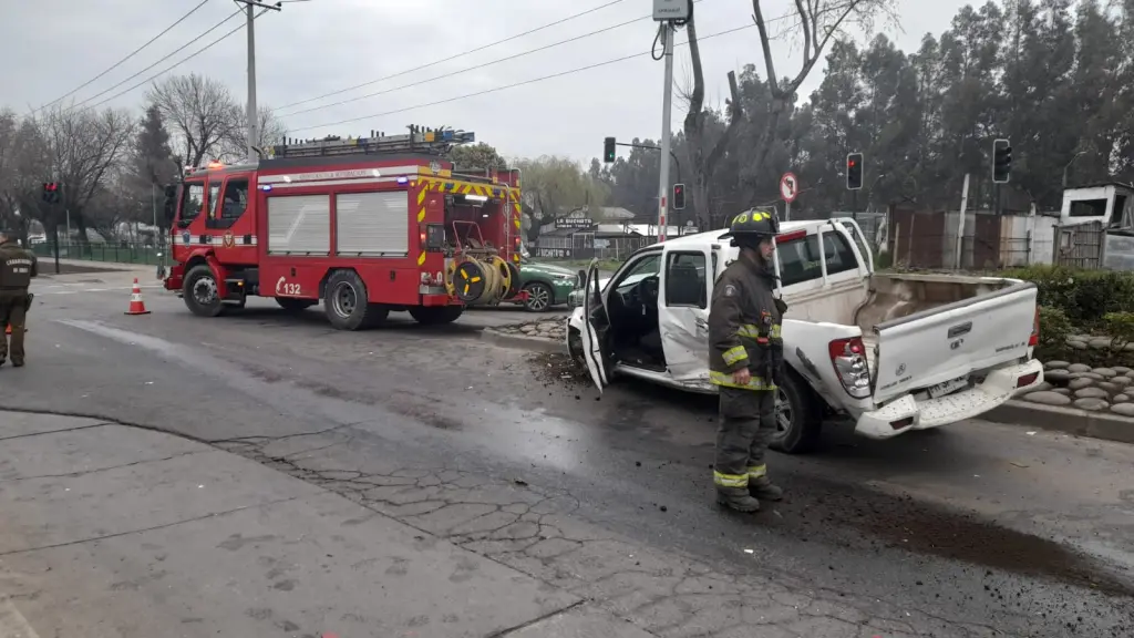 Equipos de emergencia trabajaron en el lugar para normalizar la situación y despejar la vía., Gentileza