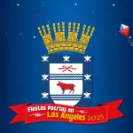 El escudo de Los Ángeles engalanado con motivos patrios y banderines chilenos es parte de la imaginería de las Fiestas Patrias 2025, invitando a la comunidad a celebrar con orgullo nacional.
