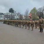 El acto se desarrolla en calle Caupolicán, frente a los edificios públicos, con la participación del Ejército, Carabineros y clubes de huasos locales.