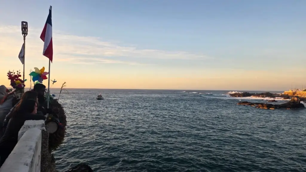 La Armada lidera labores de búsqueda de adolescente que se lanzó al mar., 24horas.cl