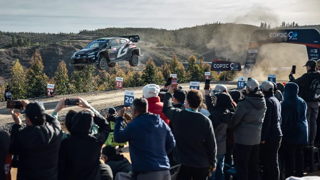 Sébastien Ogier-Vincent Landais volando a gran velocidad, mientras que el público lo capta con sus celulares, Rallymobil.cl